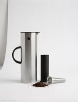 Stelton 999 900 EM77 Tea Strainer Vacuum Jug 2 Location AI Modified